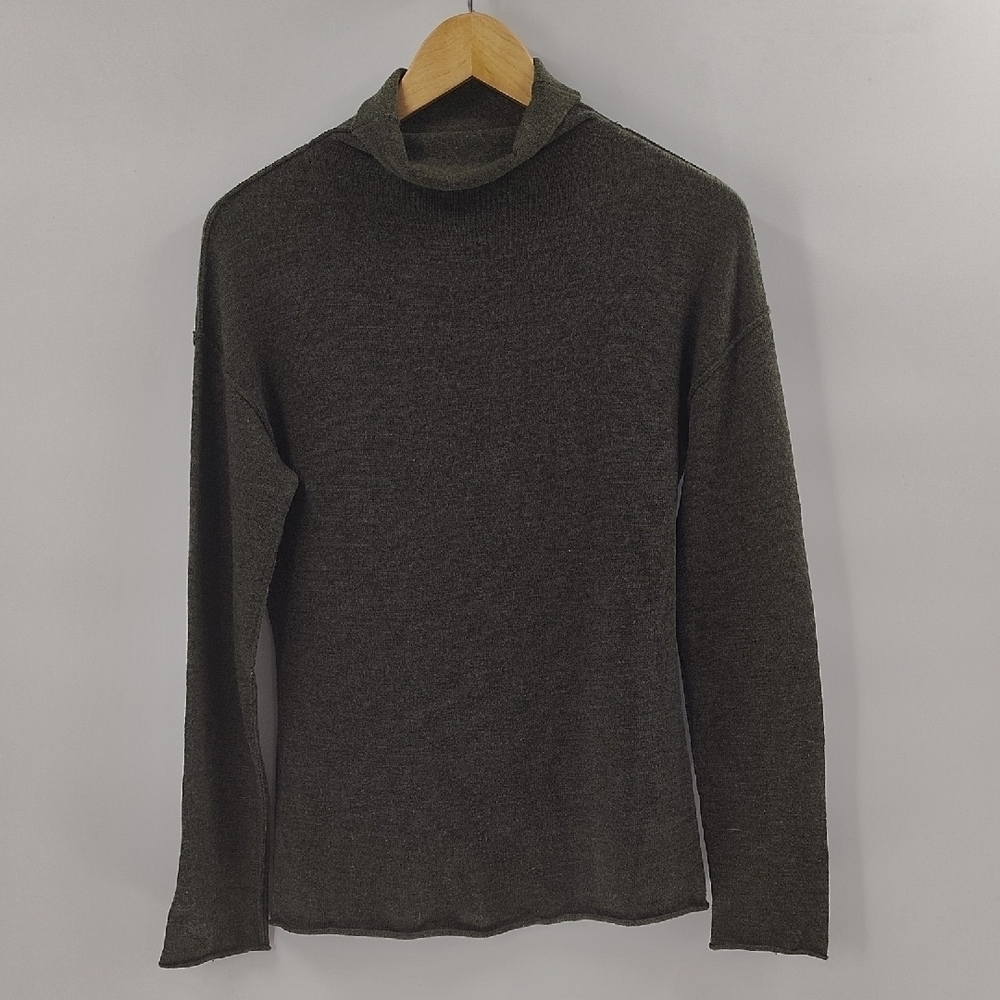 Banana Republic Sweater Size Medium Green Extra Fine Italian Murano Long Sleeve